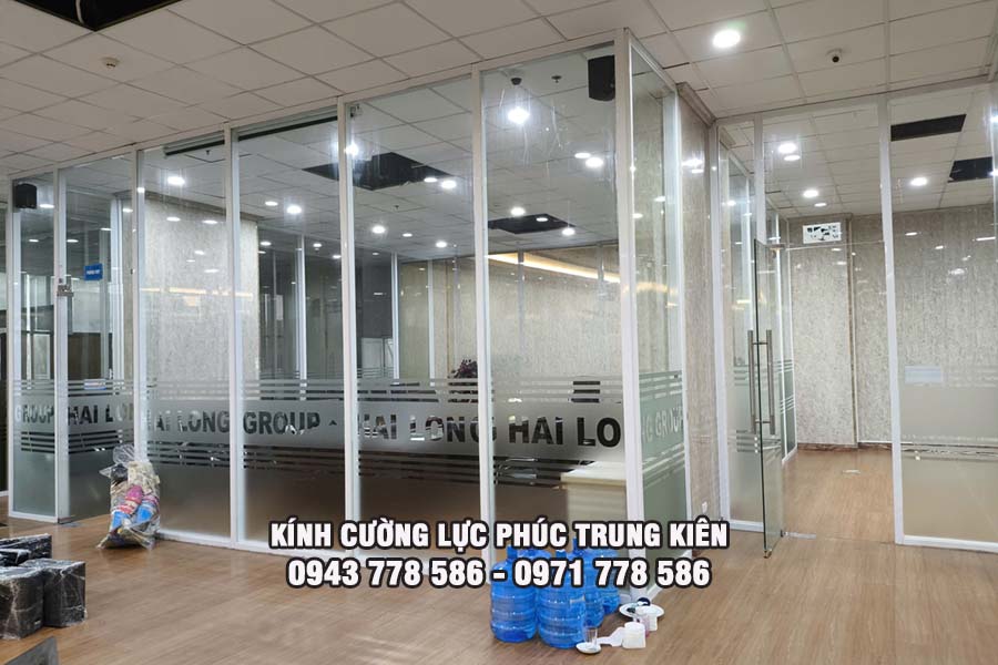 vách kính cường lực